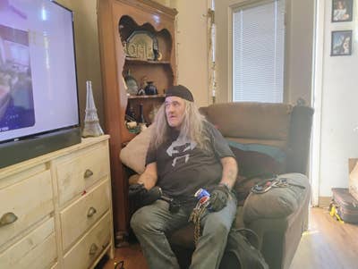 Man with 3 cats needs to rent a room Main Photo