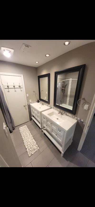 Room available in a quiet home Main Photo