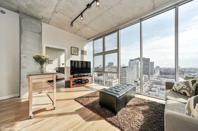 Looking for Roommate in 2 bed 1 bath in South Loop Main Photo
