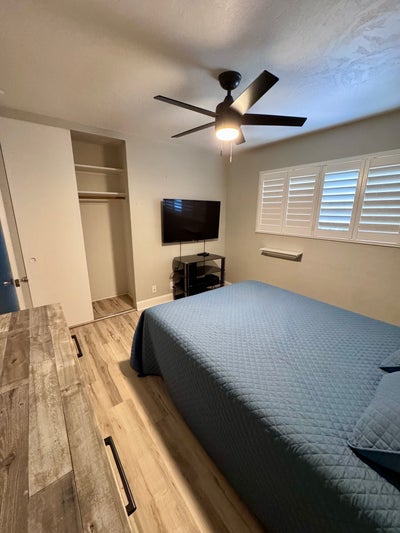 Room available for rent in house Main Photo