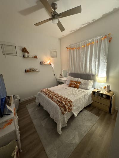 Room in girl house!! Main Photo