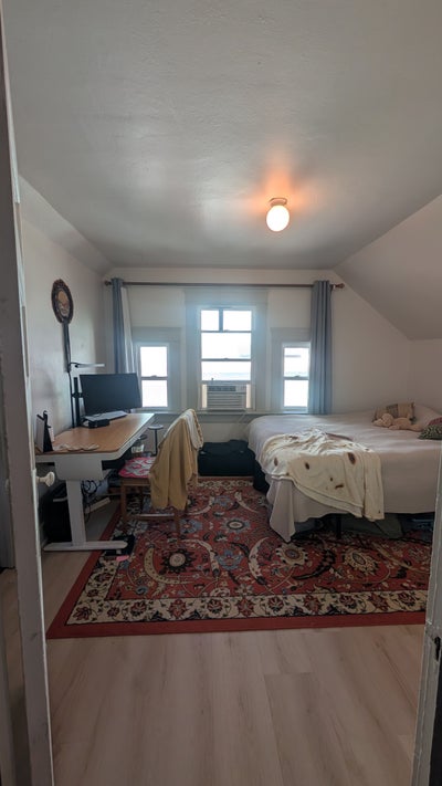 800$ bedroom shared kitchen.  Main Photo