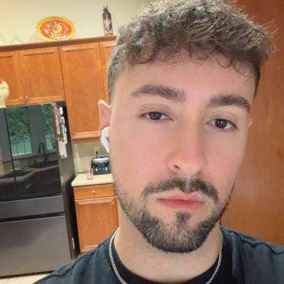 Looking for a roommate in Miami Main Photo