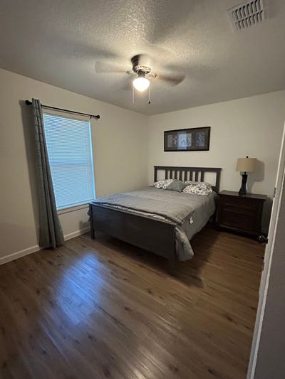 Large Bedroom with shared bathroom Close to Downt Main Photo