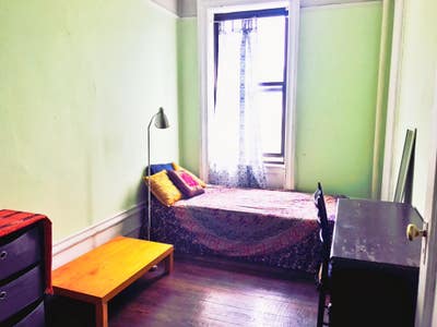 Charming room in bookish sunny apartment  Main Photo