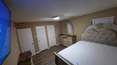 BIG HOUSE rooms available upstairs  Main Photo