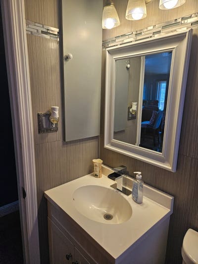 Large Bedroom & private bath for rent 7 mins JFK  Main Photo