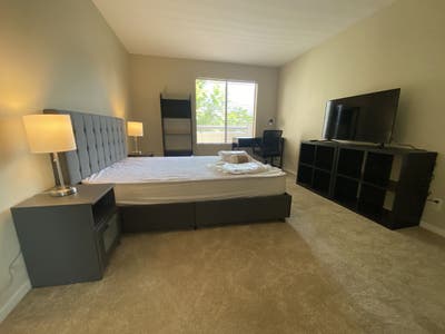Room for rent in BURBANK - Pool & Gym  Main Photo