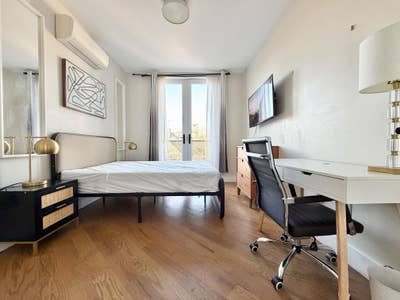 Charming Weirfield St Room near Manhattan Main Photo
