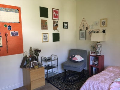 Room available in a creative house Main Photo