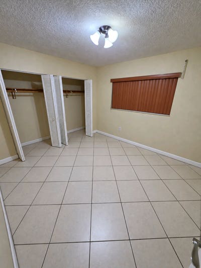 Large room Private Bathroom  Main Photo