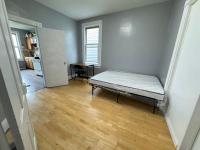 Huge | New Floor| 10 Mins Walk Jsq Path | 2 Baths Main Photo