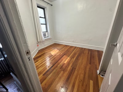 Looking for a roommate  Main Photo