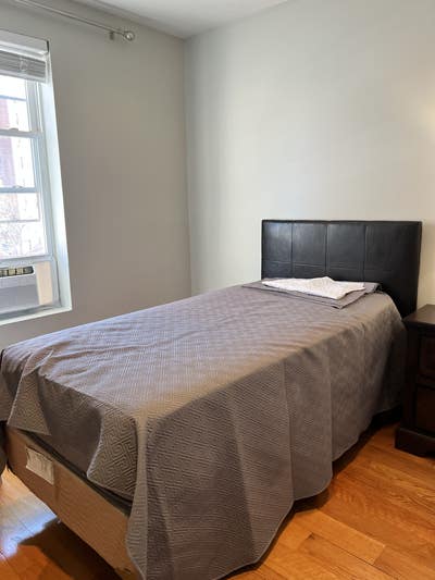Room Available in 4 bedroom apartment Main Photo