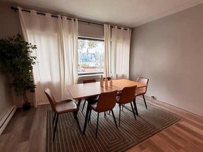 Room in a beautiful townhouse with Manhattan view. Main Photo