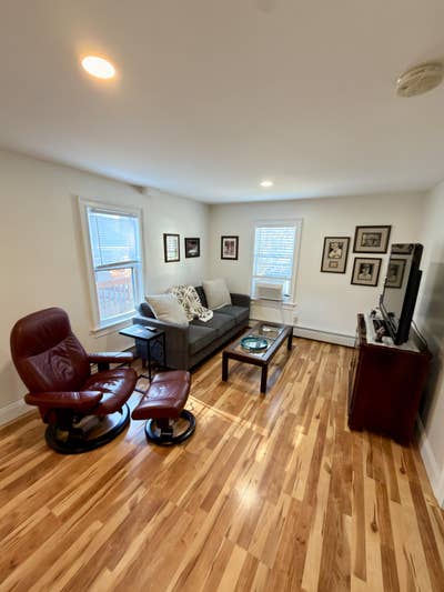 Spacious, Sun-filled Private Room Main Photo