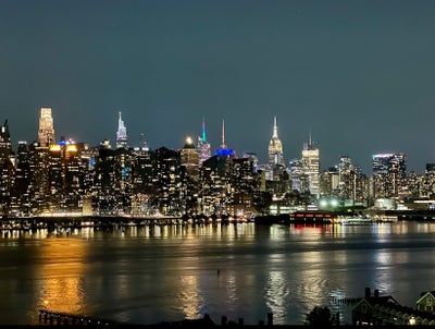 Luxury High-Rise Living: 21-Min Commute. Main Photo