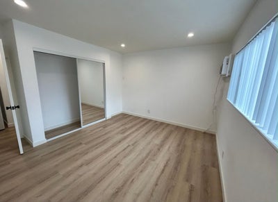 Private bedroom in a 3 bedroom apartment  Main Photo