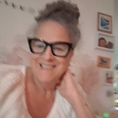 Professional Female seeks a large room Main Photo