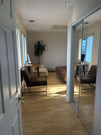 LARGE 350 sq ft+ room with view and private bath Main Photo