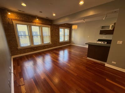 Well kept secure condominium building completely r Main Photo