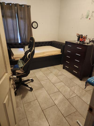 Nice medium size room for rent. Main Photo