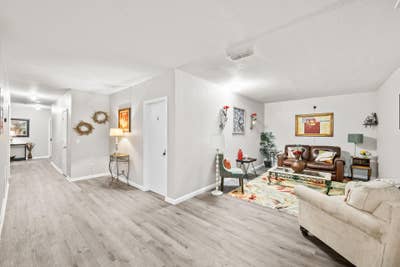 Newly Renovated & Spacious Northside Home – Comfy, Main Photo