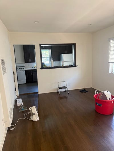 Upler 1bed + 1parking in a 4plex behind a house  Main Photo