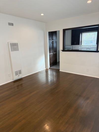 Large upper 1bed + 1parking very private behind a  Main Photo