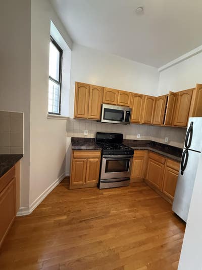 #1240 Rooms available in this giant 2 bed/1 bath i Main Photo